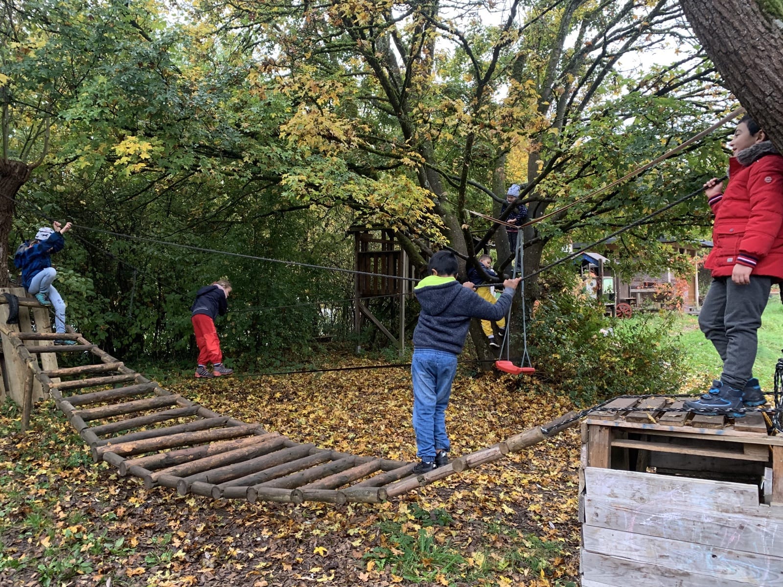 Kinder auf Tuttilla Spielplatz