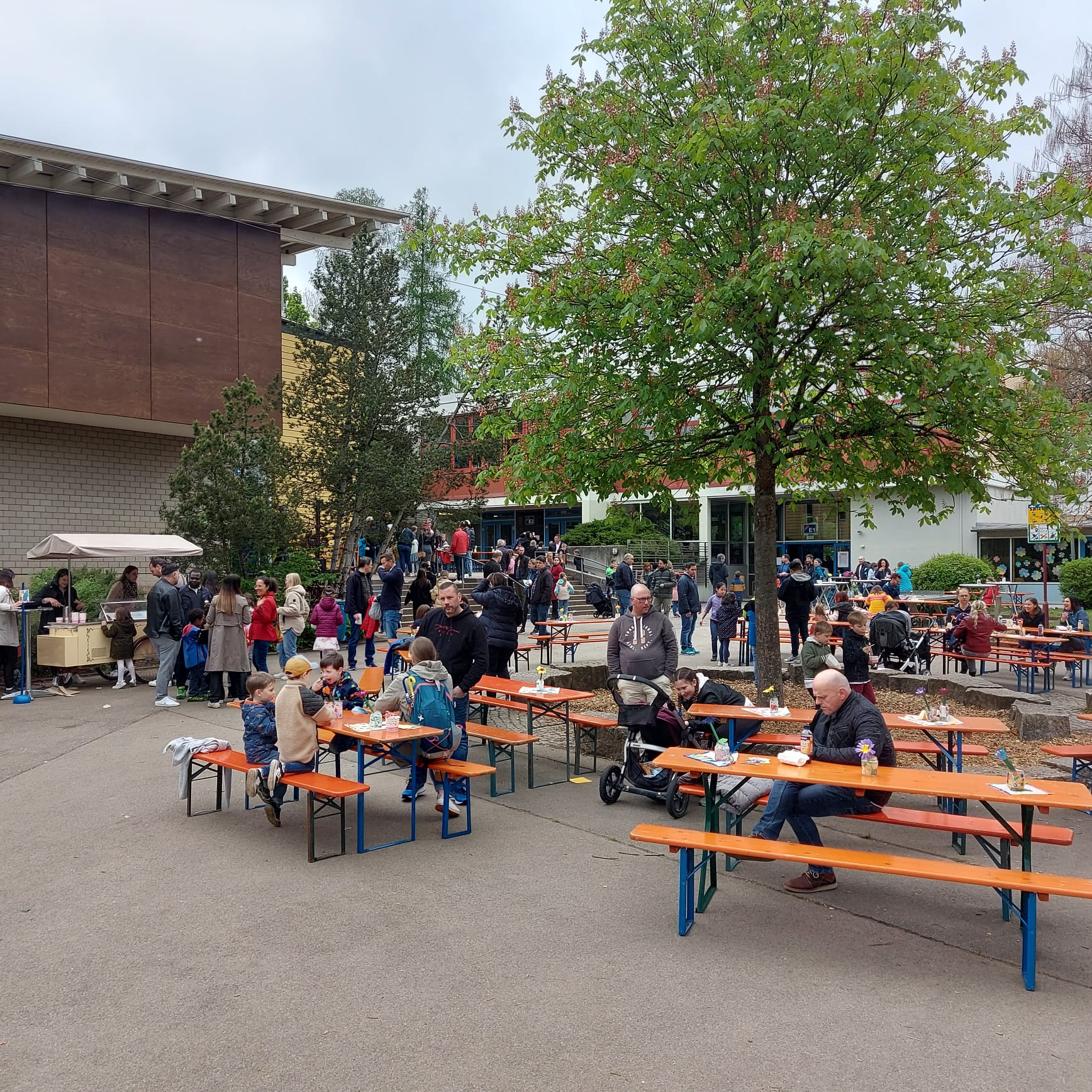 Schulfest auf dem Schulhof