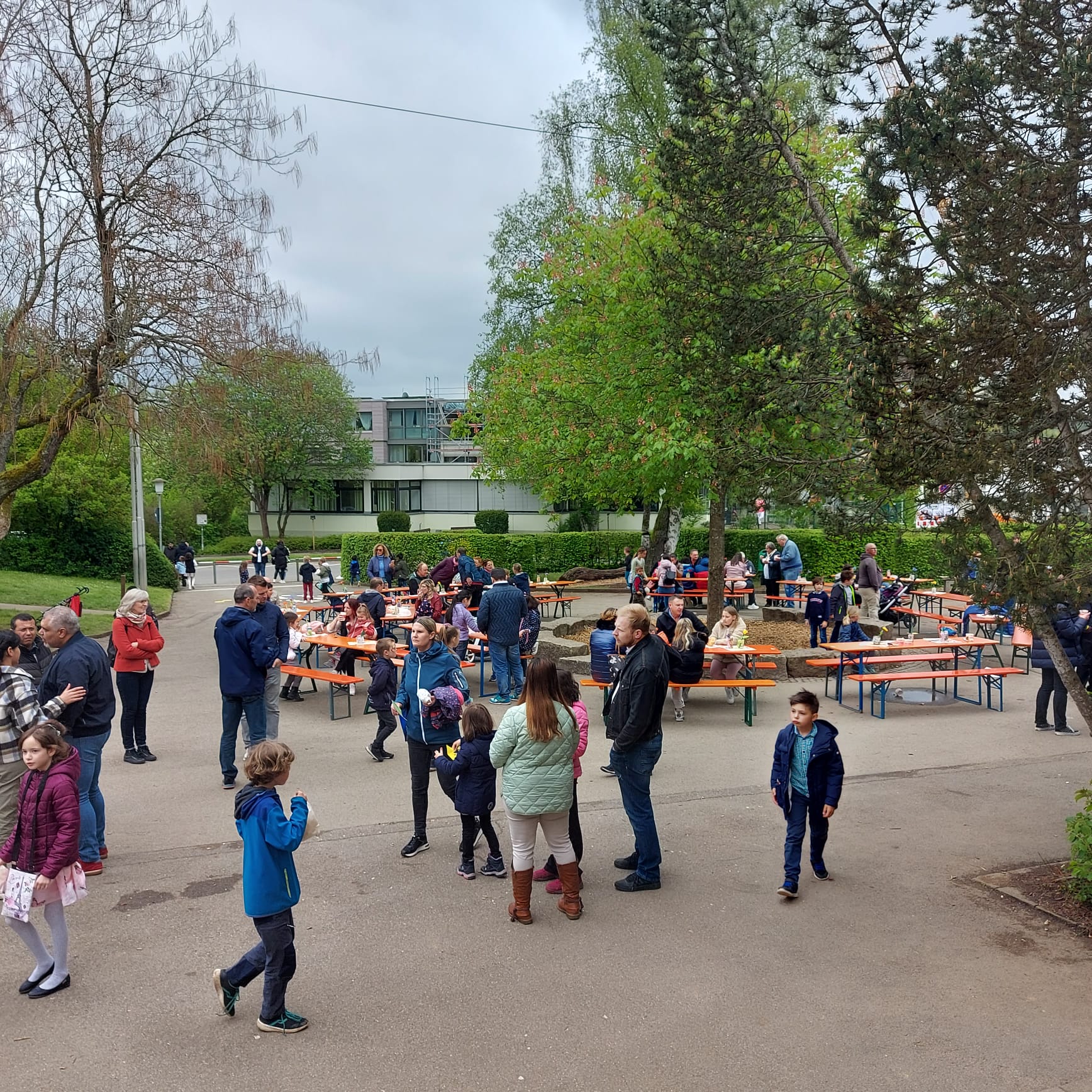 Schulfest auf dem Schulhof