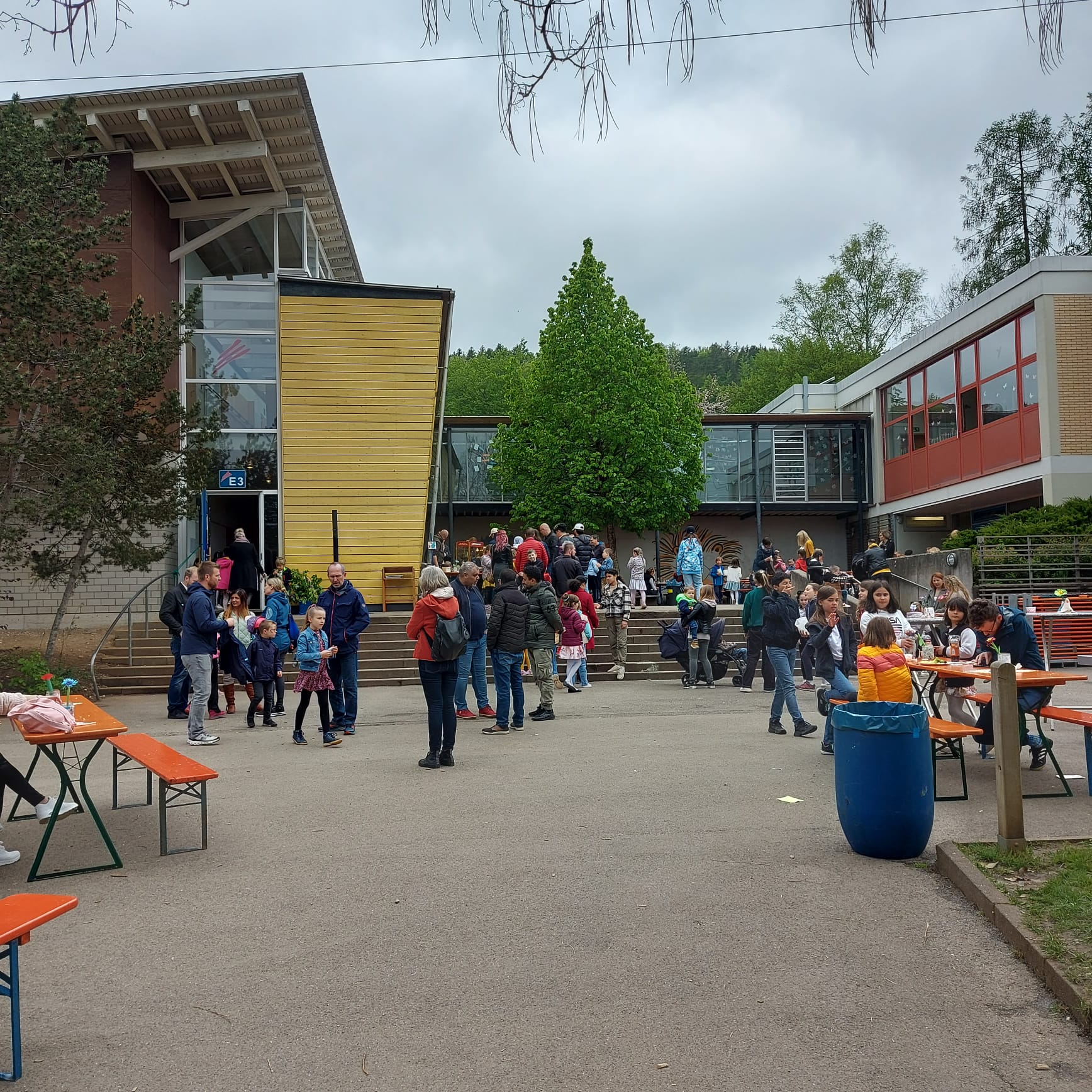 Schulfest auf dem Schulhof