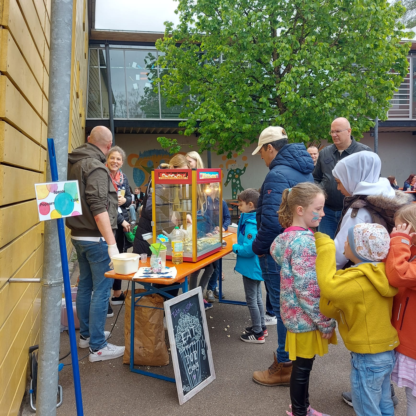 Schulfest auf dem Schulhof