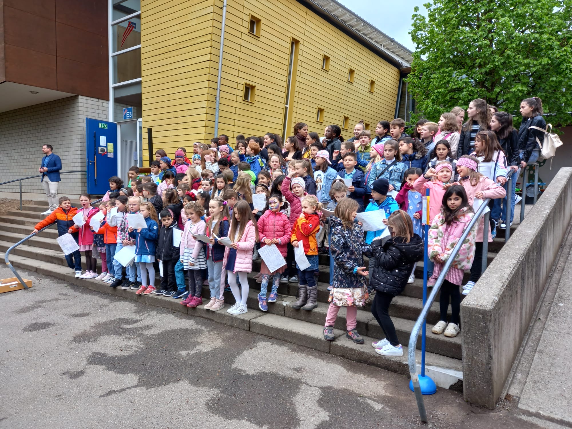 Schulfest auf dem Schulhof