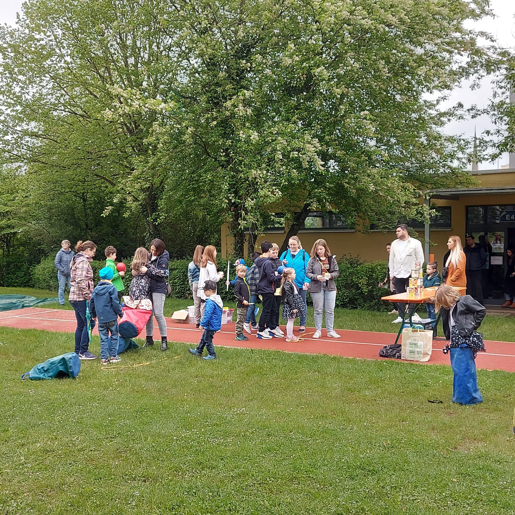 Schulfest auf dem Schulhof