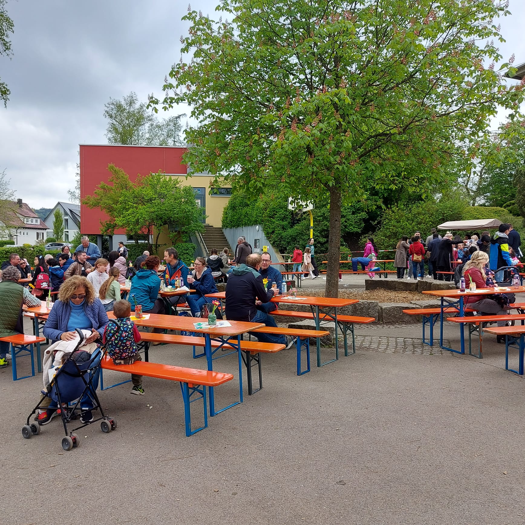 Schulfest auf dem Schulhof