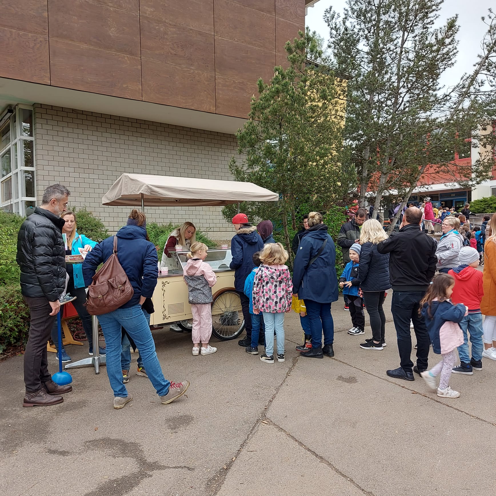 Schulfest auf dem Schulhof