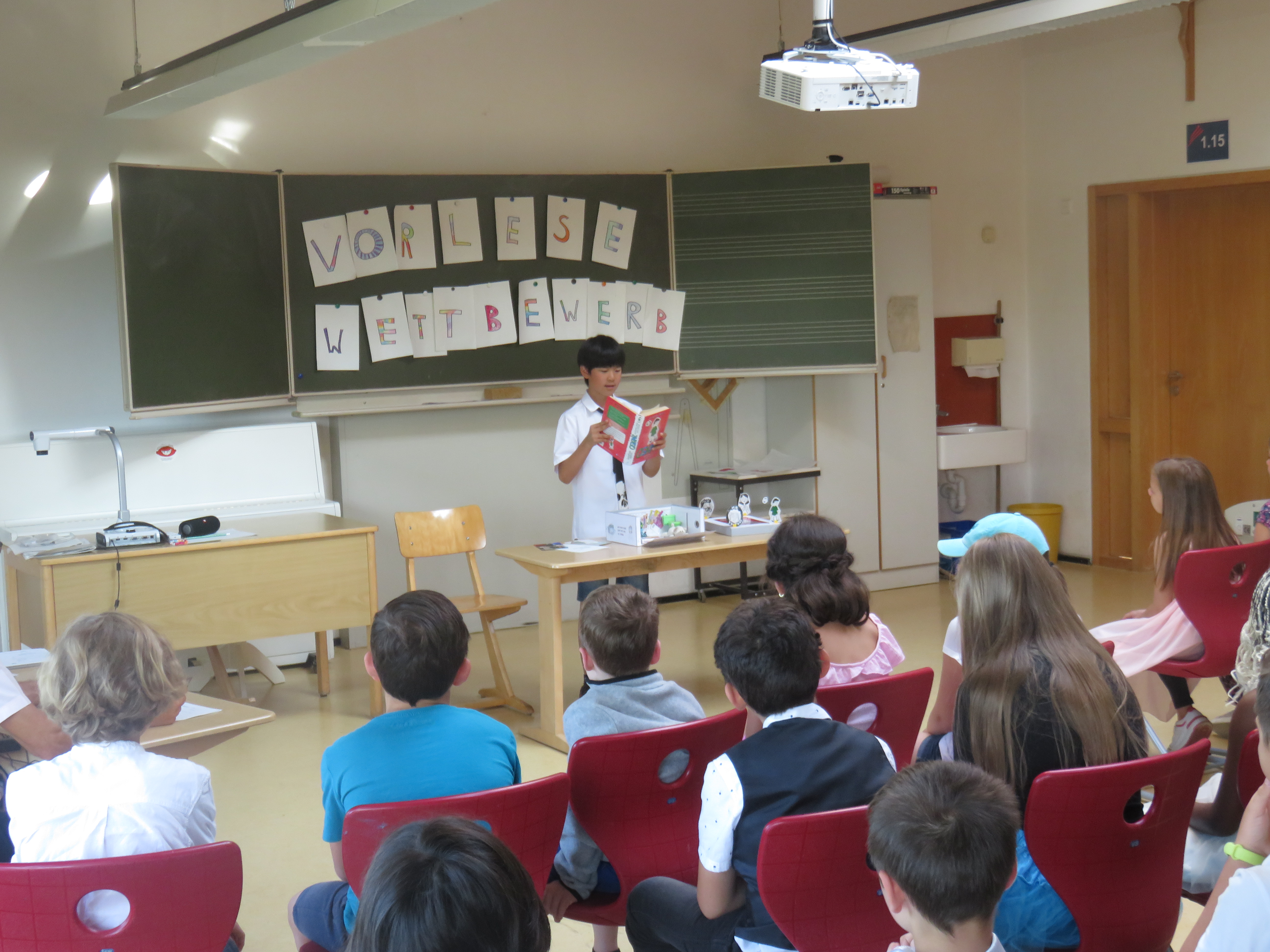 Kinder beim Vorlesewettbwerb