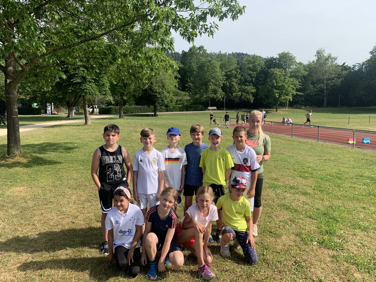 Kinder auf dem Sportplatz