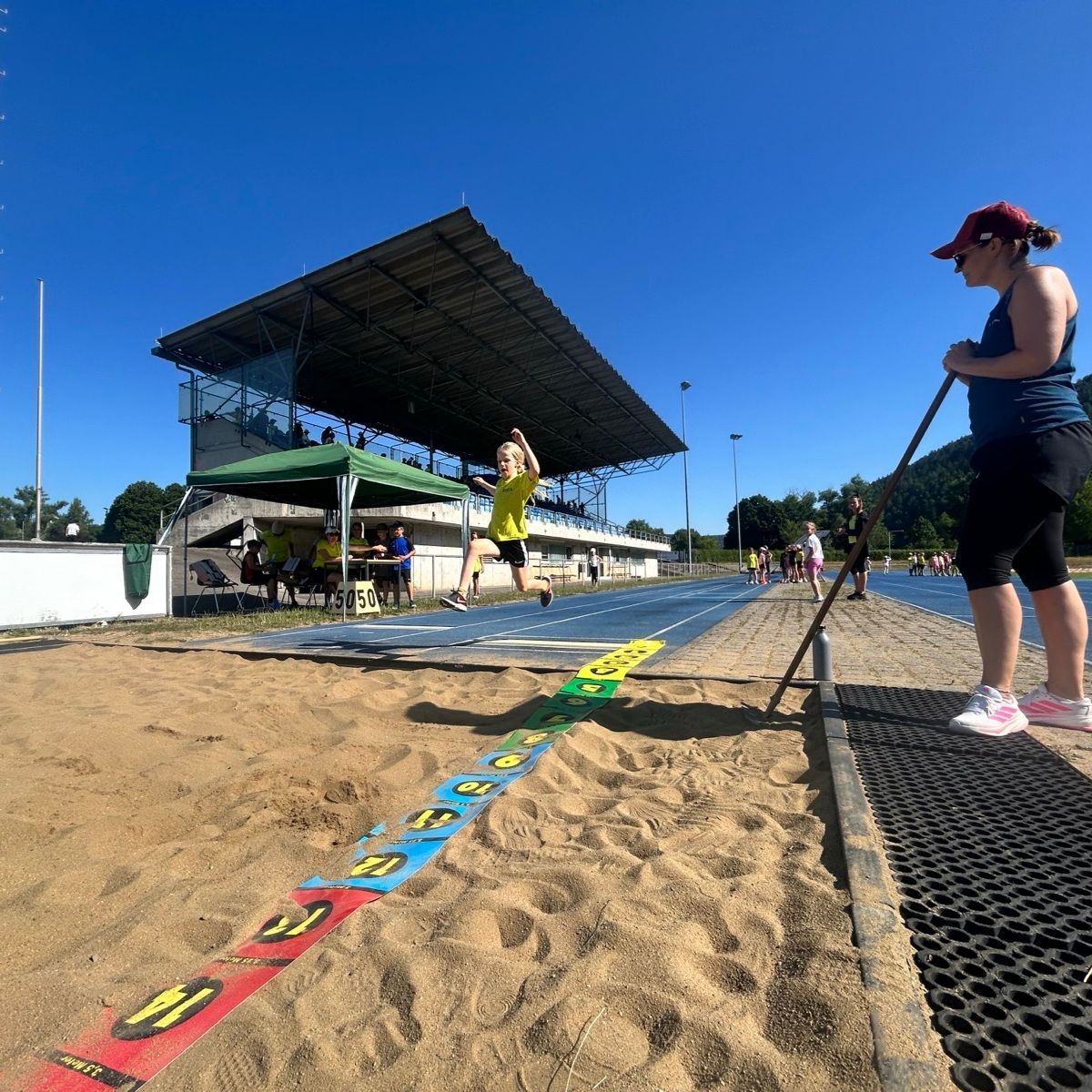 Kinder auf dem Sportplatz