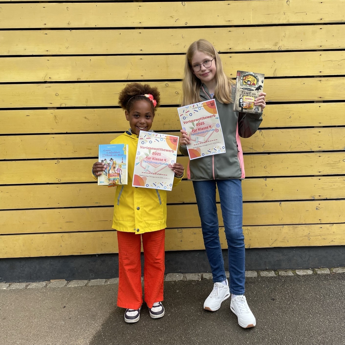 Kinder mit Urkunden