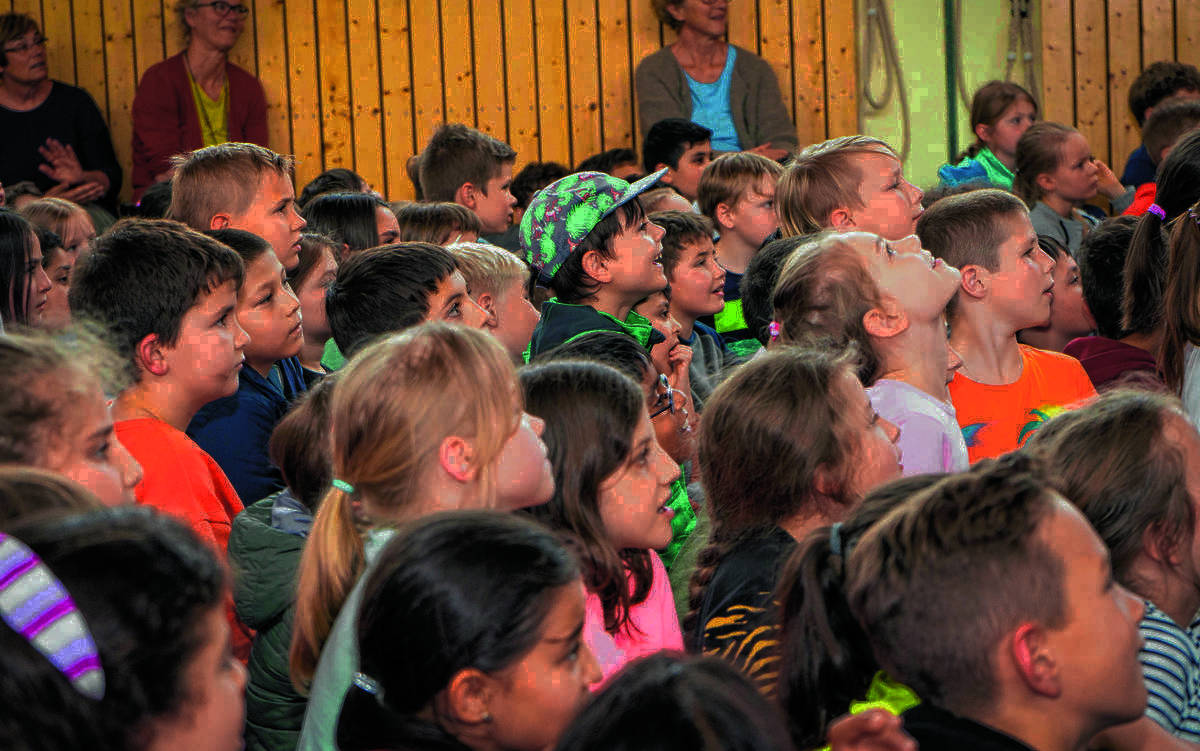 Kinder in der Turnhalle