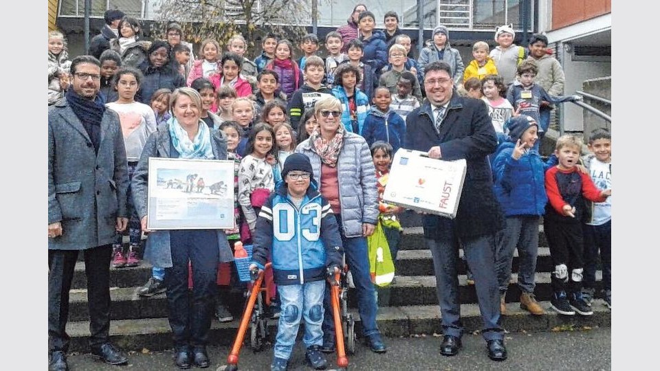 Kinder auf dem Schulhof