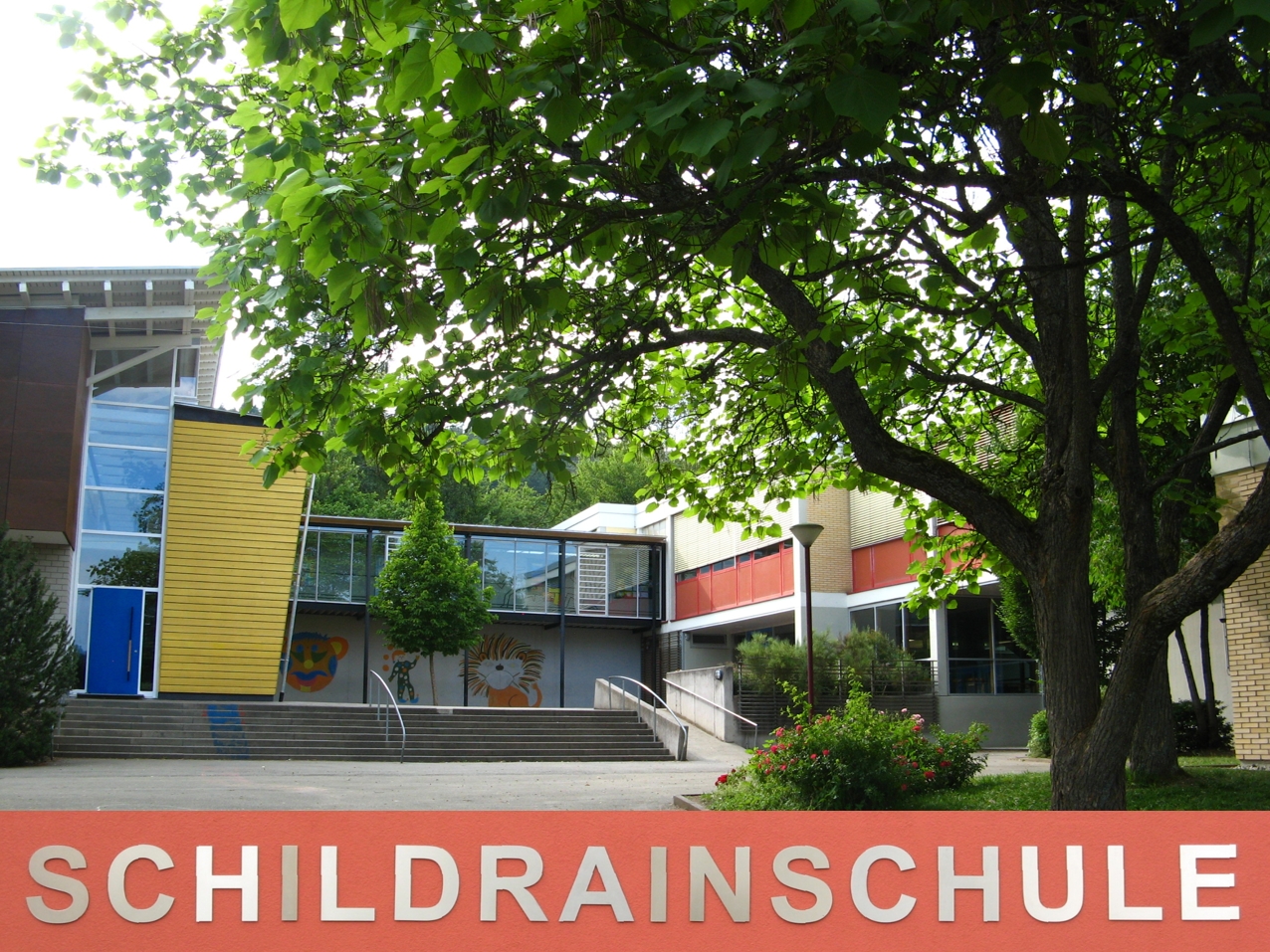 Bild von Schule und Pausenhof