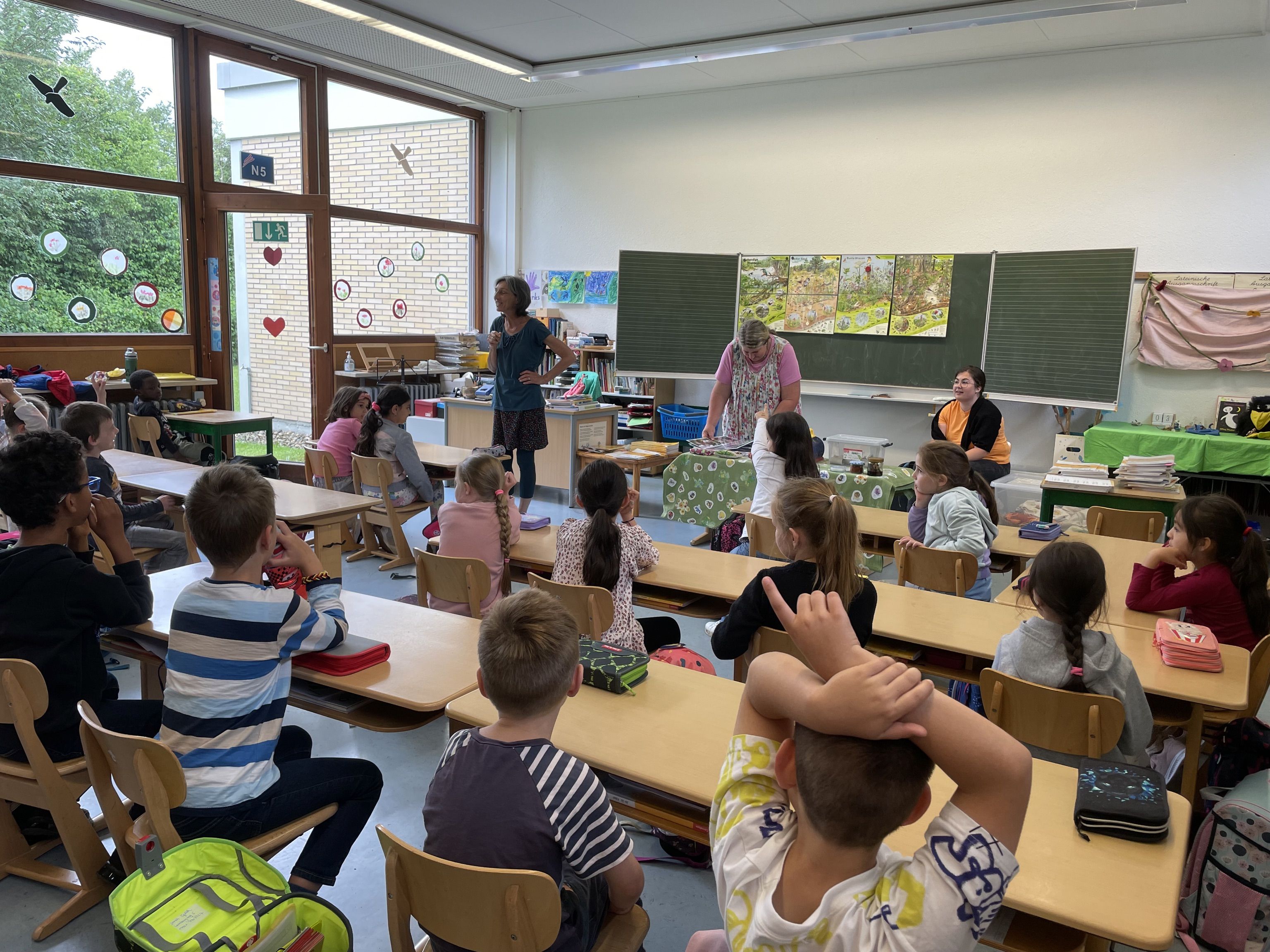 Naturpädagogin Frau Denzel im Klassenzimmer mit Kindern