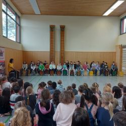 Kinder beim Trommelworkshop