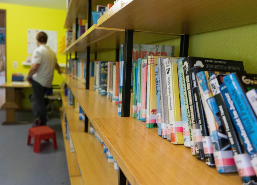 Bücherregale in der Schulbücherei