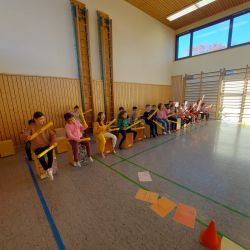 Kinder beim Trommelworkshop