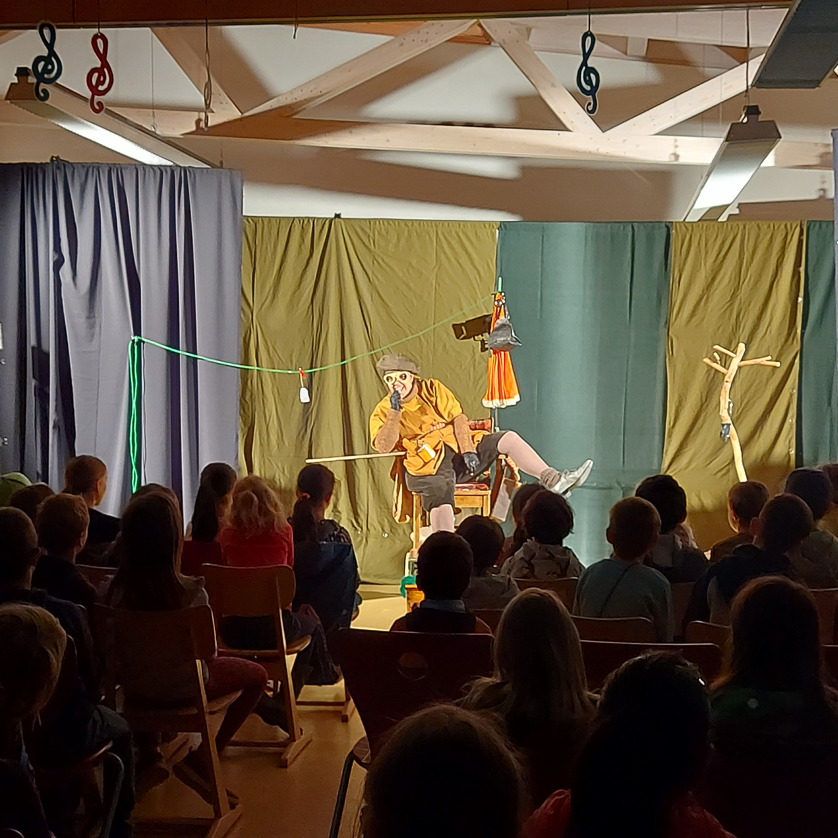 Theateraufführung Bühne