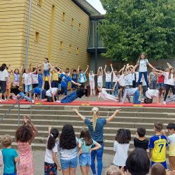 Turnvorführung auf dem Schulhof