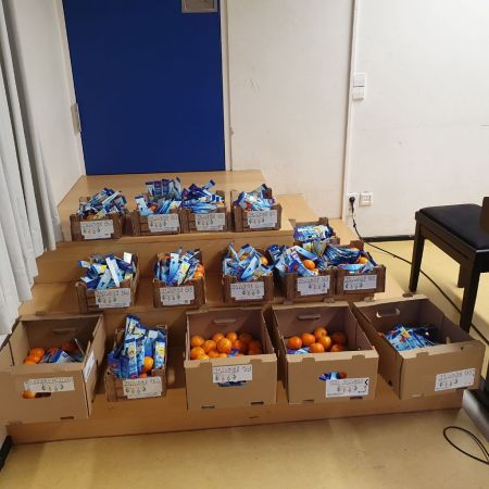 Kisten mit Nikolausgeschenken