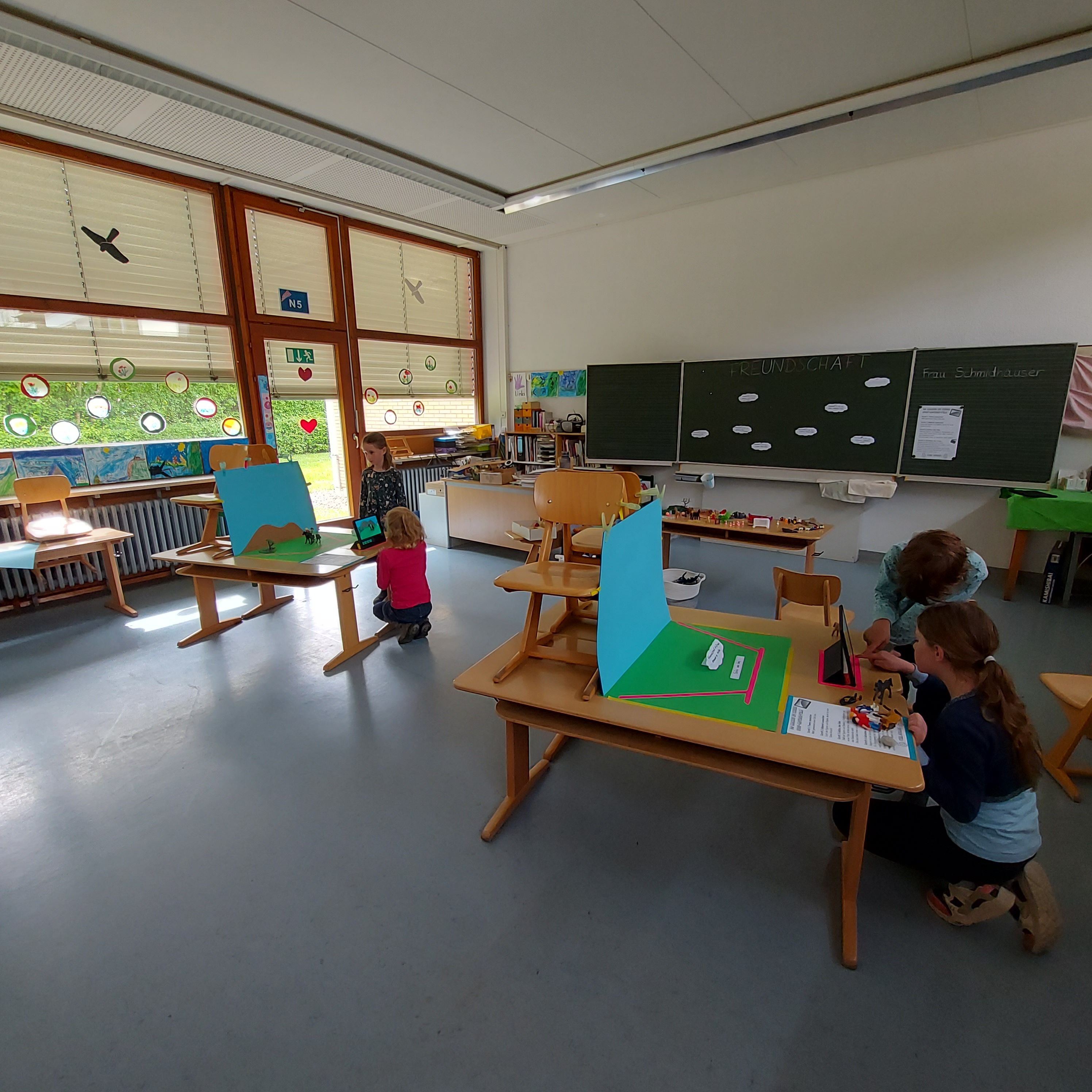 Kinder im Klassenzimmer