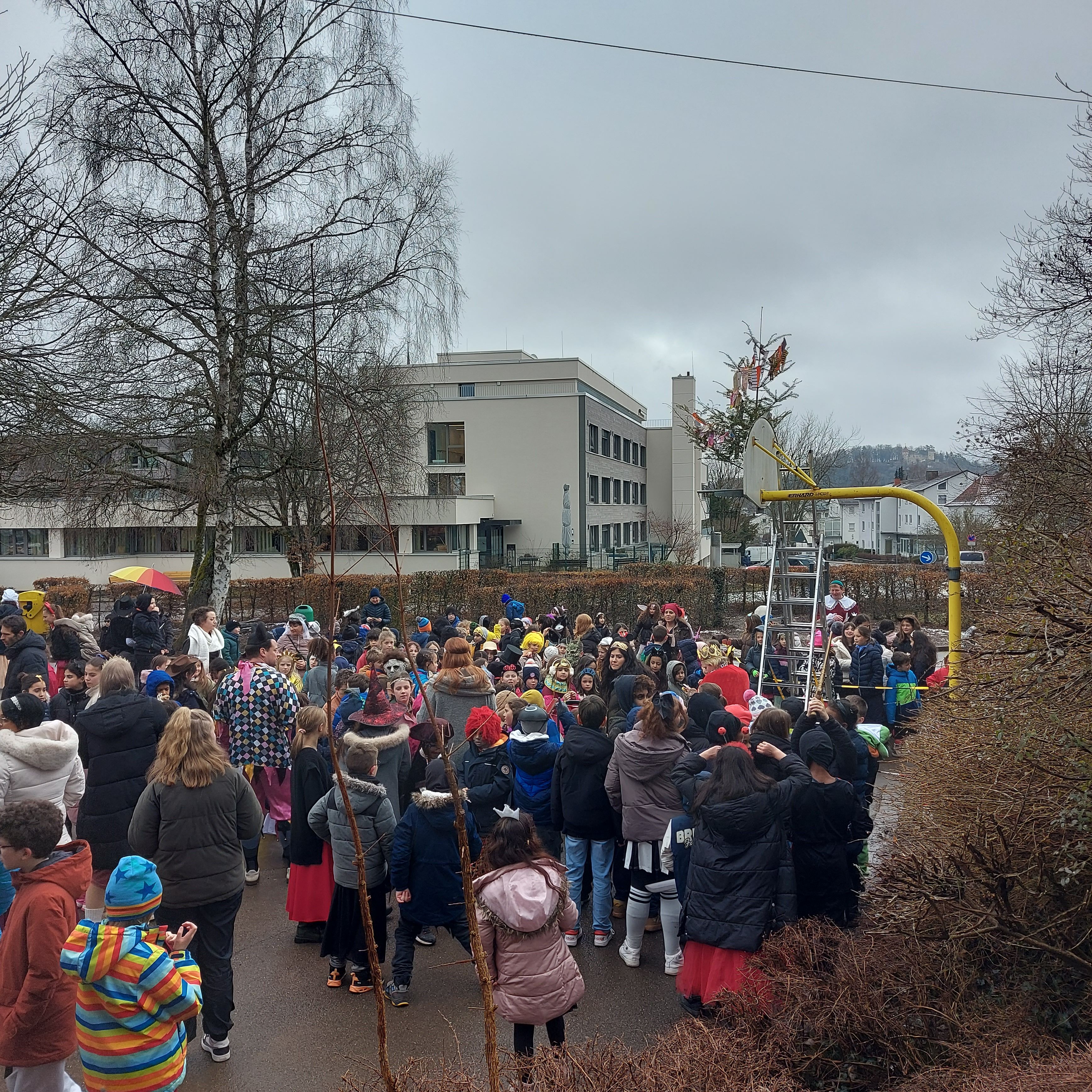 Kinder auf dem Schulhof