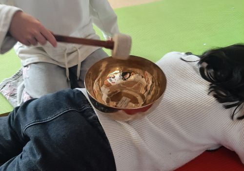 Kinder mit Klangschale