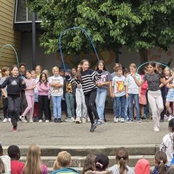 Kinder beim Seilspringen