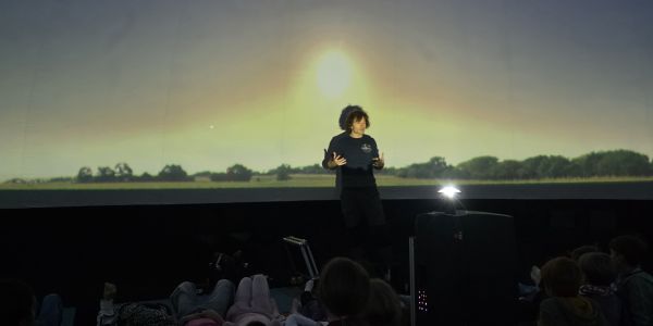 Mobiles Planetarium in der Turnhalle