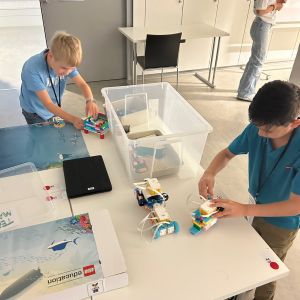 Schüler mit Lego-Robotern