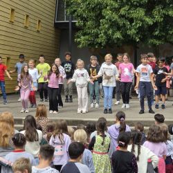 Kinder auf dem Schulhof